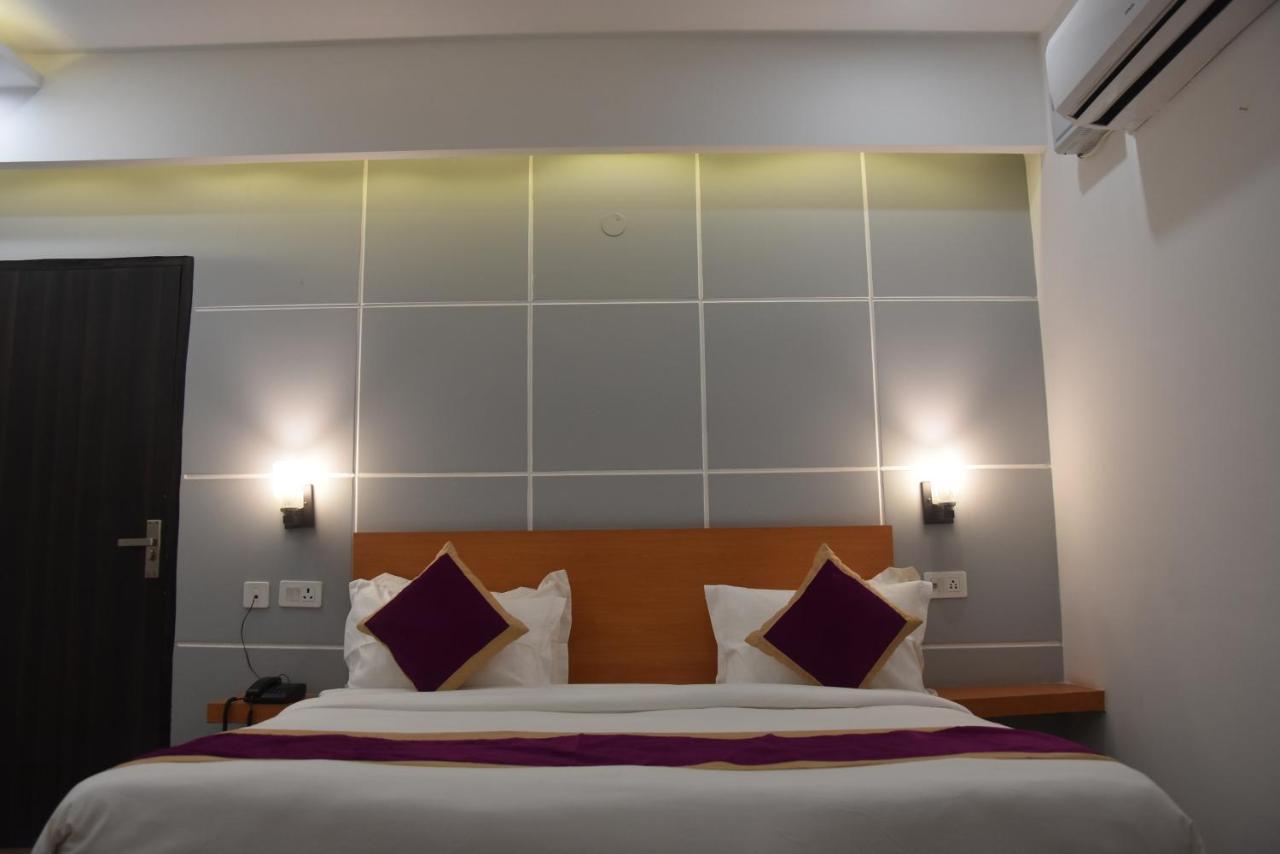 Hotel De Luxe Basai Road Gurgaon Zewnętrze zdjęcie