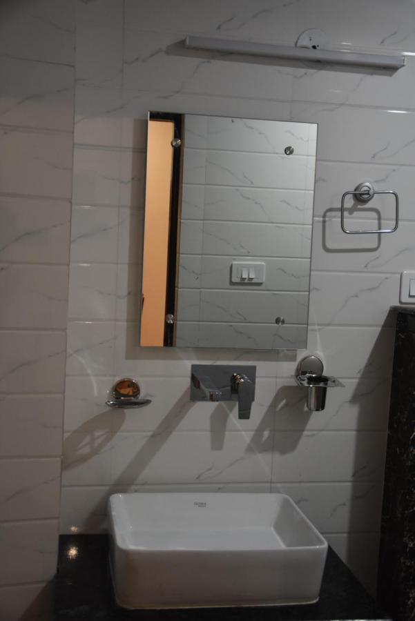 Hotel De Luxe Basai Road Gurgaon Zewnętrze zdjęcie